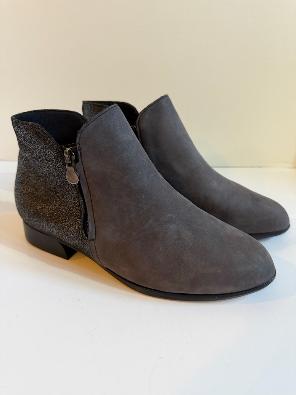 Munro Women's Gray Suede Ankle Boots - Sleek Side-Zip Design Size 9 Wide WW NIB
